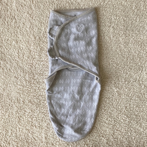 SwaddleMe Velcro Baby Swaddle (Gray/White) - Picture 3 of 15